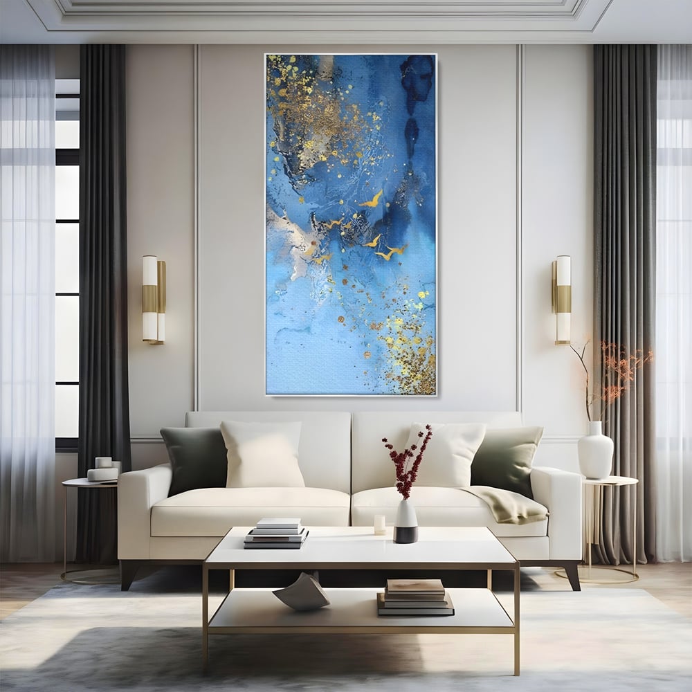 Tablou canvas cu tablou abstract cu pasari aurii, in rama de aluminiu argintiu, pe perete intr-un living